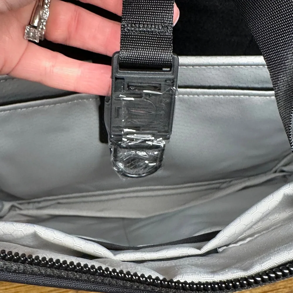 Alpaka Metro Tote - opened NWOT